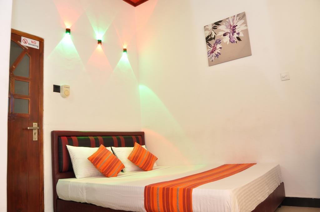Guest Ryan Hotel Katunayaka Bagian luar foto